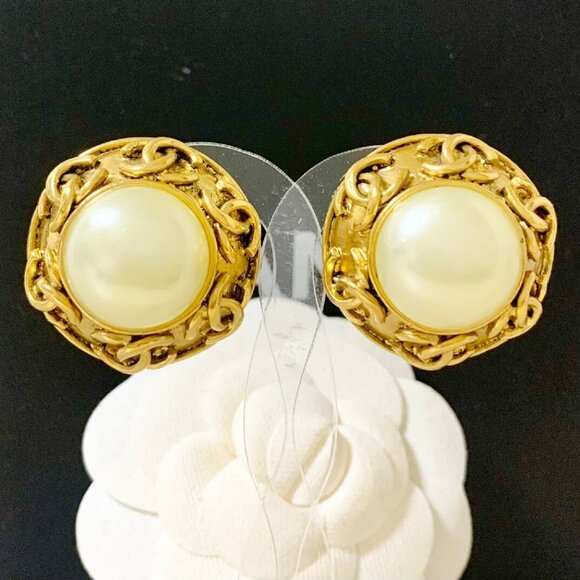 CHANEL CC Logos Pearl Clip-On Earrings Gold Tone 94P Auth #31001